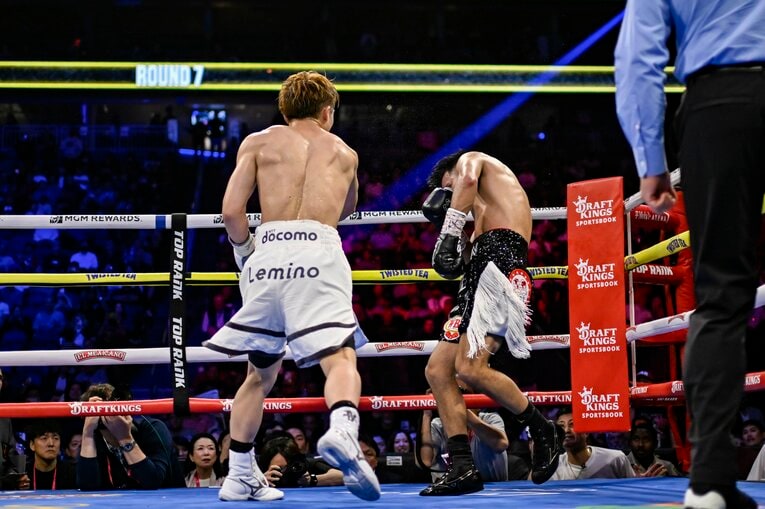 7ラウンド、井上がダウンを奪った瞬間　©Hiroaki Finito Yamaguchi