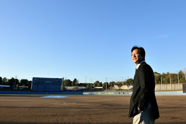 日本ハム監督就任1年目の2012年、千葉県の鎌ケ谷スタジアムで　©Takashi Shimizu