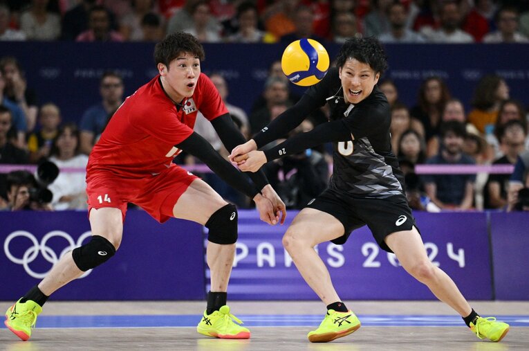 日本代表の生命線である「守備」で貢献したリベロ山本智大（右）。メダルに届かなかったパリ五輪で悔やむ、あるシーンとは？ ／ photograph by Reuters/AFLO