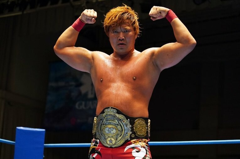 2020年3月に陥落して以来、1年10カ月ぶりに三冠ヘビー級王座のベルトを巻いた宮原健斗。故・三沢光晴が持つ21回の通算防衛記録まであと1と迫っている ／ photograph by Essei Hara