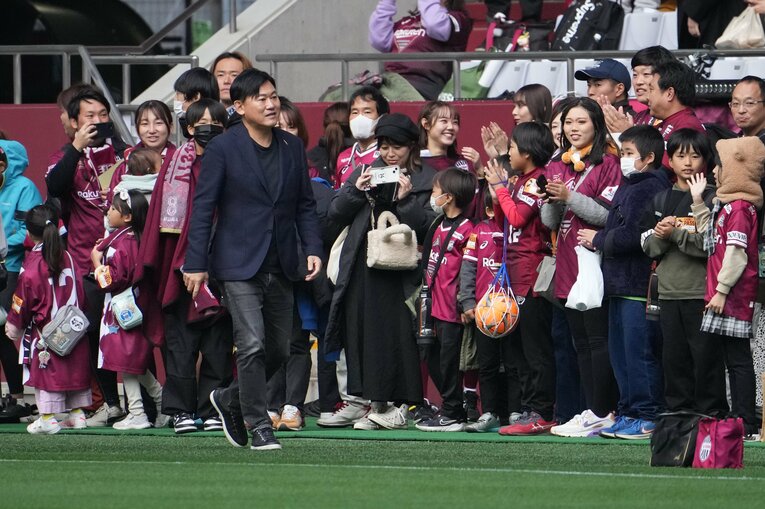 昨年11月25日、優勝を決めたホームでの名古屋戦で。サポーターに挨拶する三木谷オーナー　©Getty Images