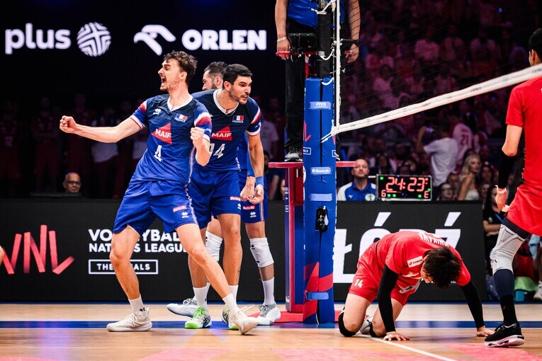 最後は石川祐希のスパイクがブロックに阻まれ、フランスの優勝が決まった　©︎Volleyball World