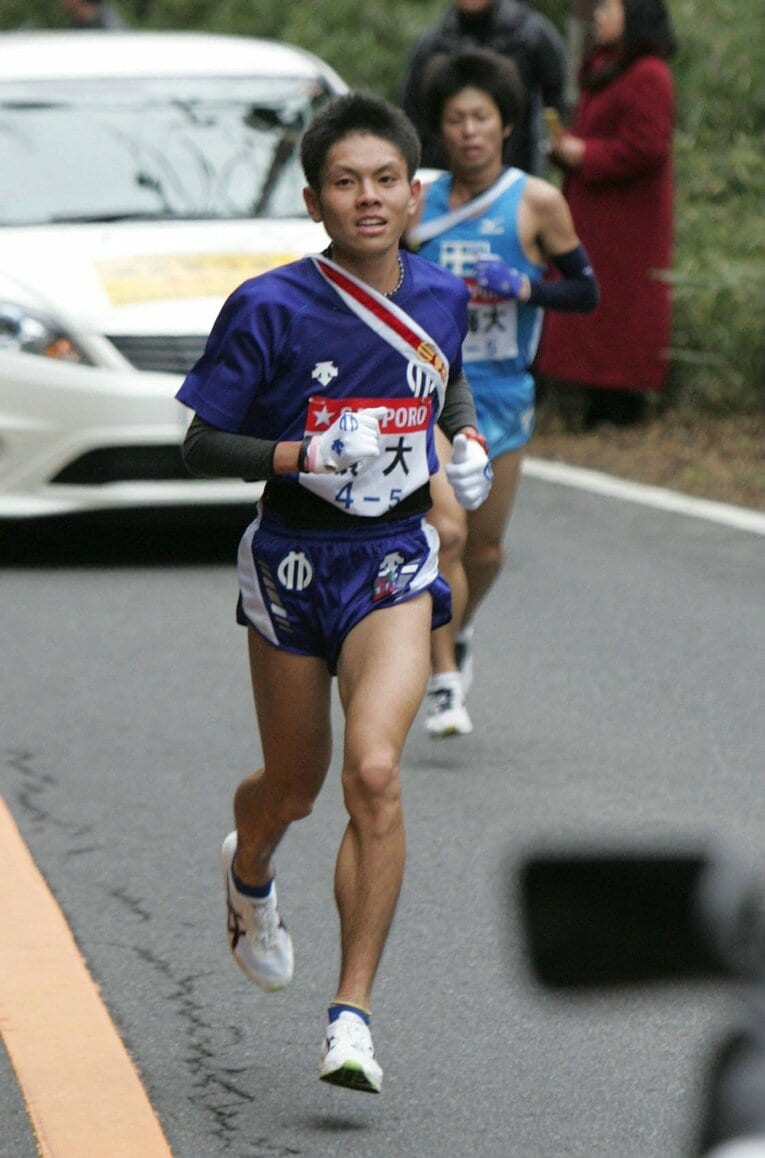 山登りでごぼう抜きした今井（左）はついに東海大・石田和也（右）を抜き去る　©︎JIJI PRESS