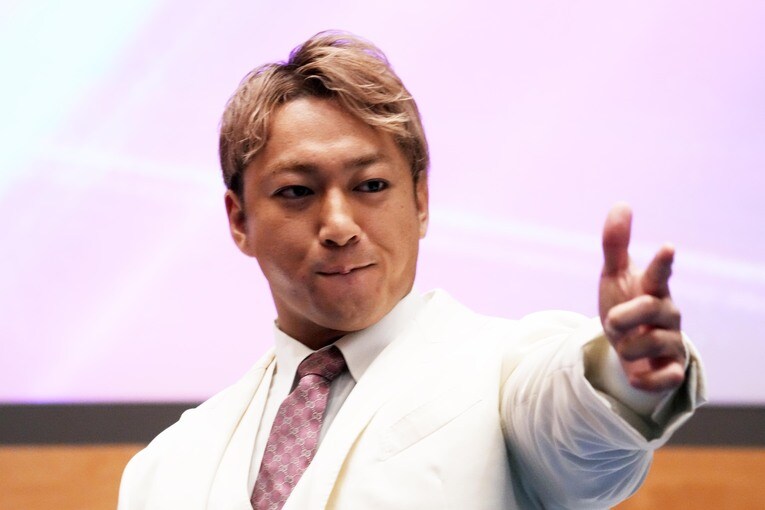 11月6日、記者会見でポーズを決める海野翔太　©Essei Hara