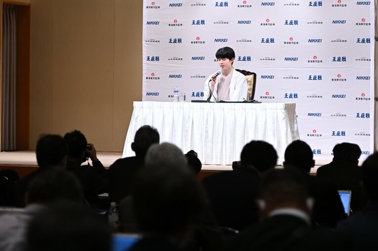 王座戦第4局後の記者会見　©Keiji Ishikawa