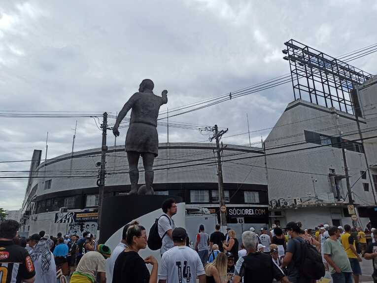 スタジアム前 ©Hiroaki Sawada