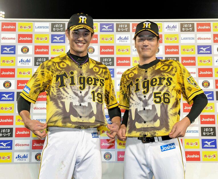 4月16日のヤクルト戦。「ウル虎イエローユニホーム」を着て、お立ち台で笑顔を見せる阪神の藤浪（左）と小林慶祐　©KYODO