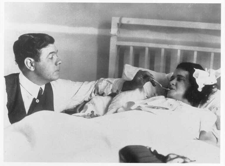 妻のヘレン・ウッドフォードを看病するルース　©Getty Images