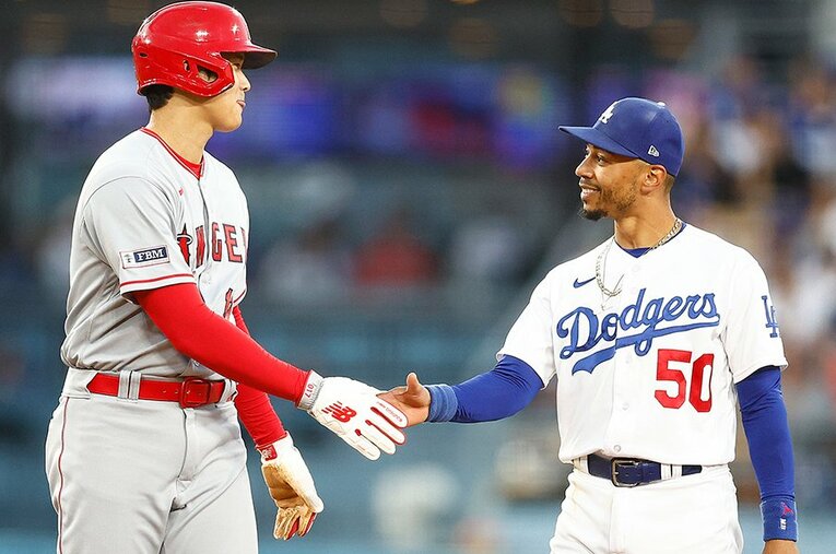 【全100枚超／大谷とドジャースのテレビに映らない名場面】2023年、エンゼルスvsドジャースでベッツが大谷翔平に握手を求めた姿は大きな話題に　©Ronald Martinez/Getty Images