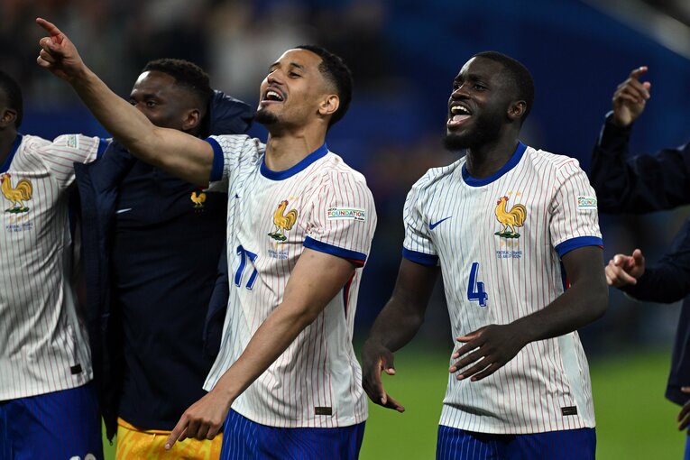 ポルトガルに勝利して大喜びのサリバとウパメカノ　©Getty Images