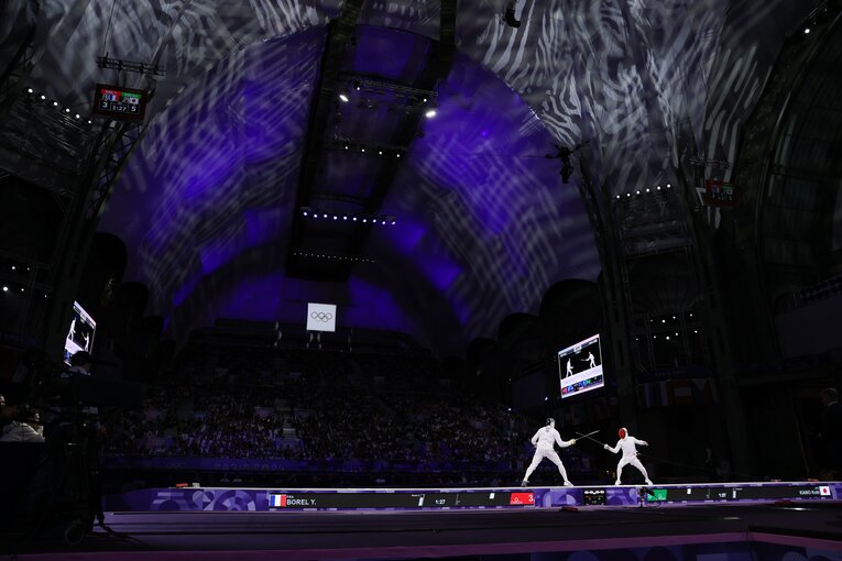 フェンシング会場のグラン・パレ。地元のボレルに凄まじい声援が送られた　©JMPA