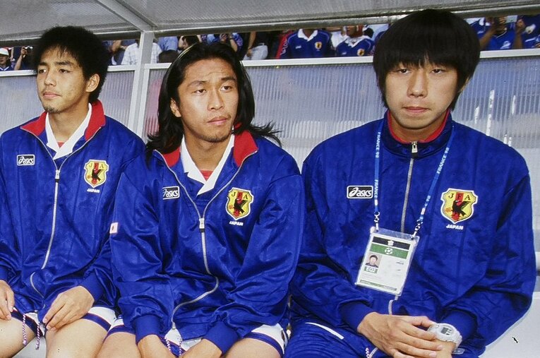 1998年フランスW杯で、落選後もチームに残ることを選んだ当時18歳の市川大祐（右）。小野伸二、岡野雅行らとジャマイカ戦の戦況を見つめる ／ photograph by JFA/AFLO
