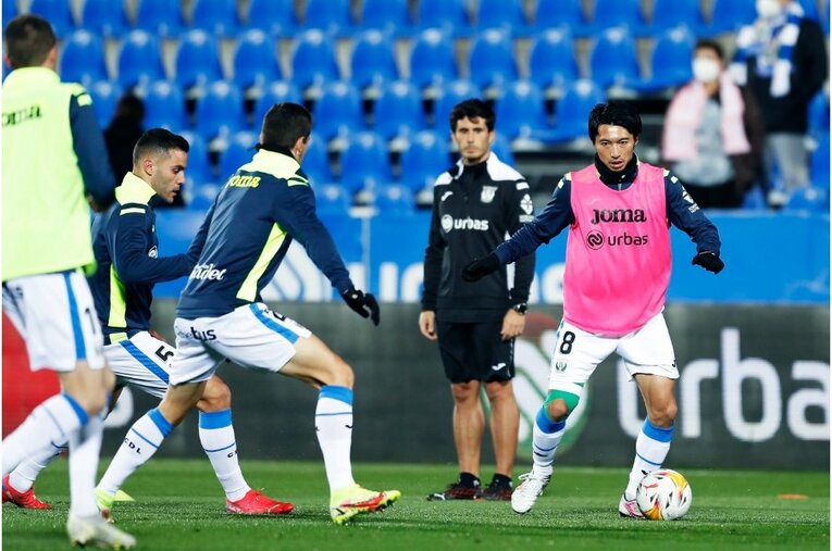 柴崎岳vs岡崎慎司が《ユニフォームを引っ張ってバチバチ》 撮影カメラマンが凍えそうな雨中で捉えた“熱いバトル”の瞬間(3)