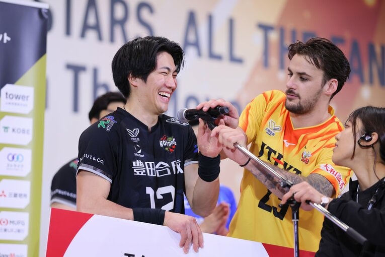 スピードキング賞を受賞した水町泰杜（ウルフドッグス名古屋）とトリー・デファルコ（ジェイテクトSTINGS愛知）©︎SV.LEAGUE