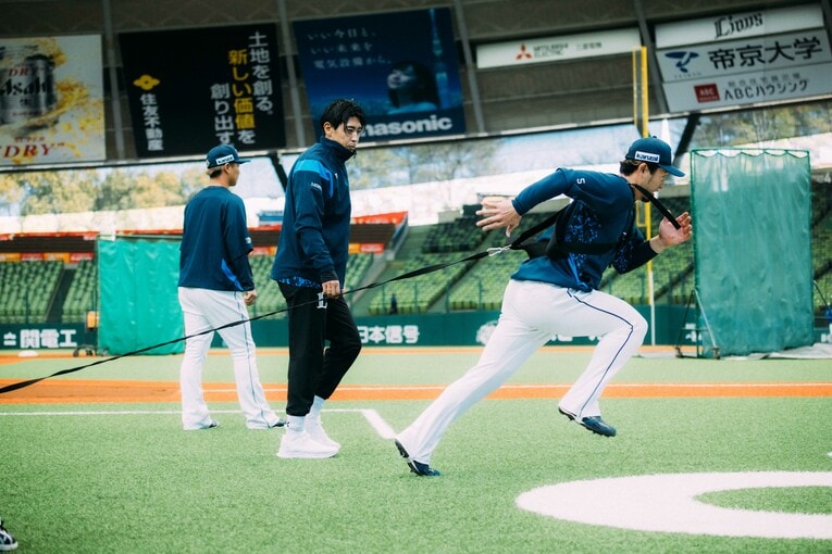 大谷同様、後ろから負荷をかけながらスプリントトレーニングをする埼玉西武ライオンズの選手　撮影：北原基行