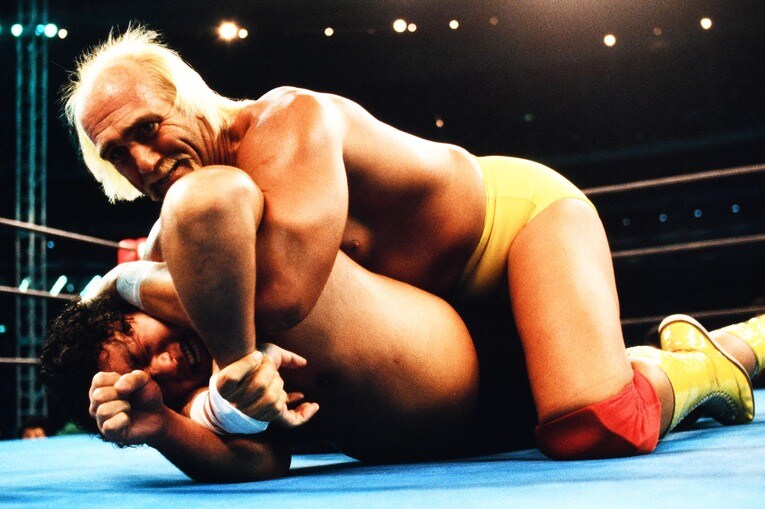 天龍源一郎をグラウンドで攻めるハルク・ホーガン。1991年12月12日、東京ドーム　©Essei Hara