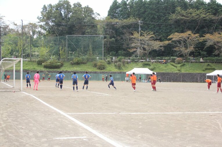 セットプレーでGK含めた7人で守る ／ photograph by Satoshi Shigeno