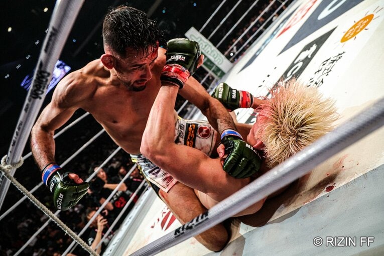 マウントポジションから鈴木千裕にパウンドを落とすクレベル・コイケ（4枚目／全6枚）©RIZIN FF