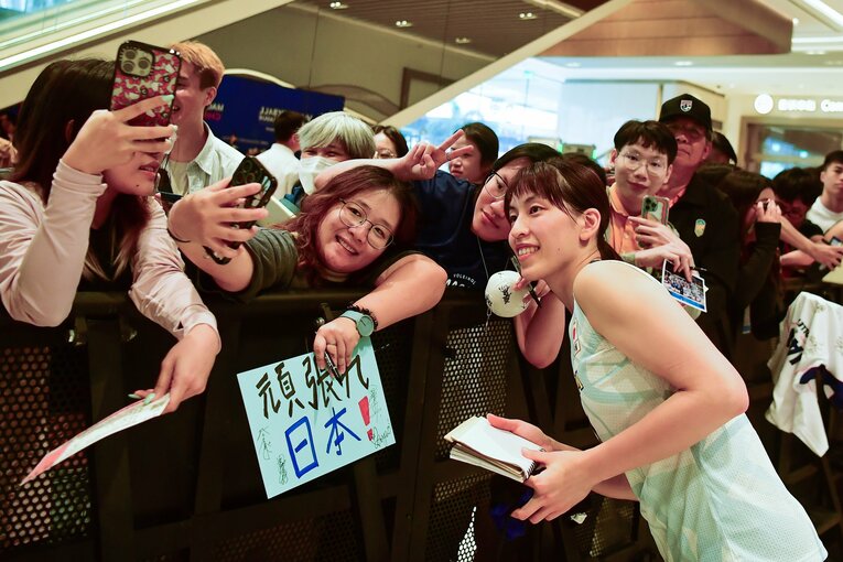 マカオのファンに囲まれる岩崎こよみ　©︎Volleyball World