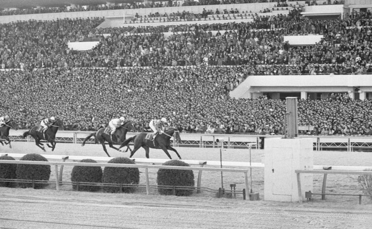 トウショウボーイ（1着）とテンポイント（2着）が激突した有馬記念（1976年）　©JIJI PRESS