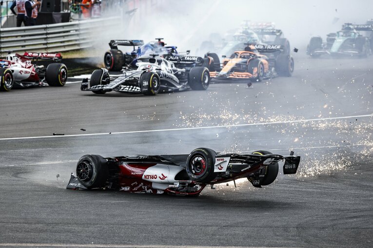 逆さになって着地、コースを滑走するマシン　photograph by Getty Images