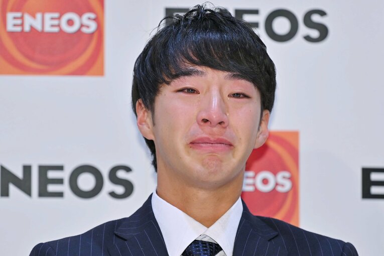 DeNAが1位指名で交渉権を獲得した直後、涙を流したENEOS・度会隆輝【2枚目／全2枚】　©JIJI PRESS