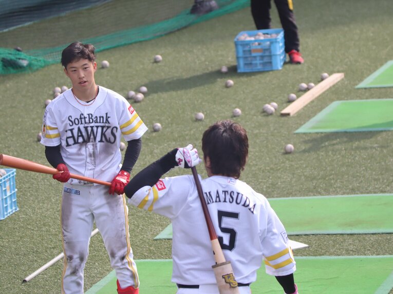 若手選手に声をかける松田　©Kou Hiroo