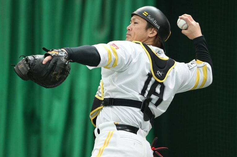 捕手は「固定」か「併用」か――。いま、ソフトバンクはその分岐点に立っているように見える ／ photograph by JIJI PRESS