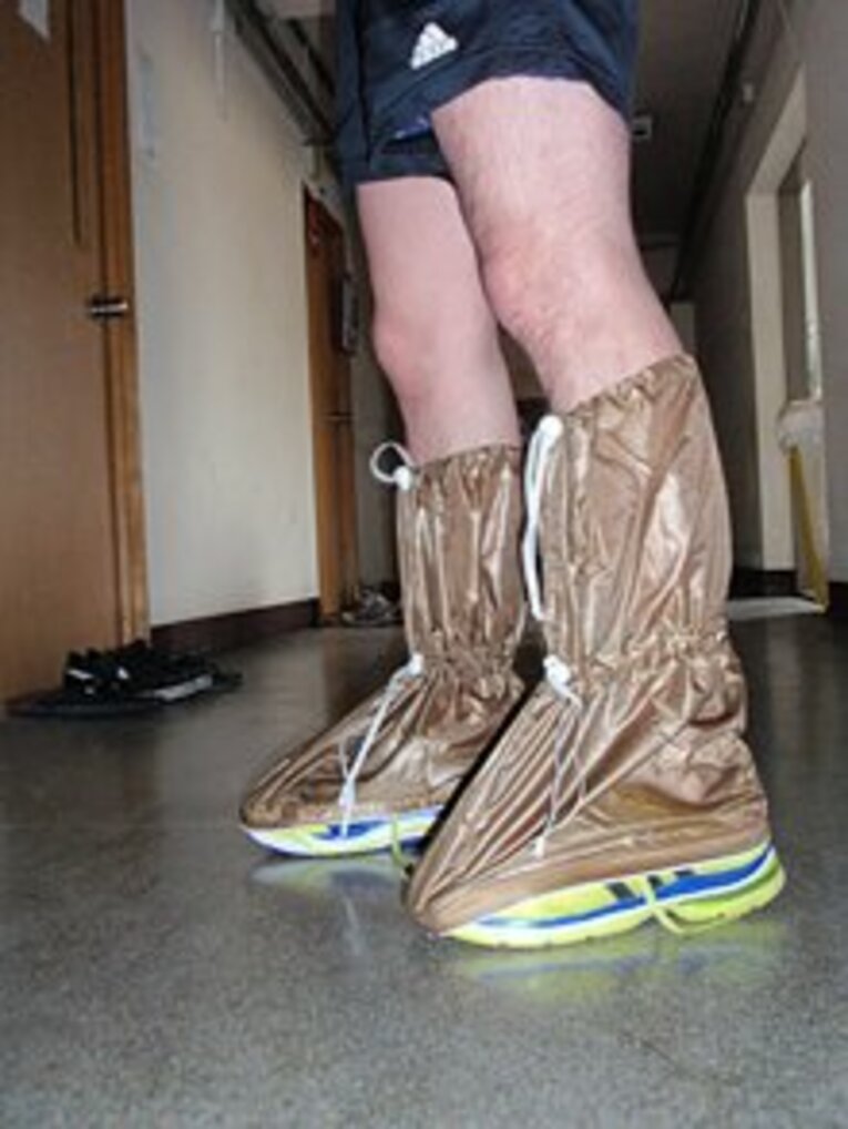 これがゲーター。靴の上から装着するものです