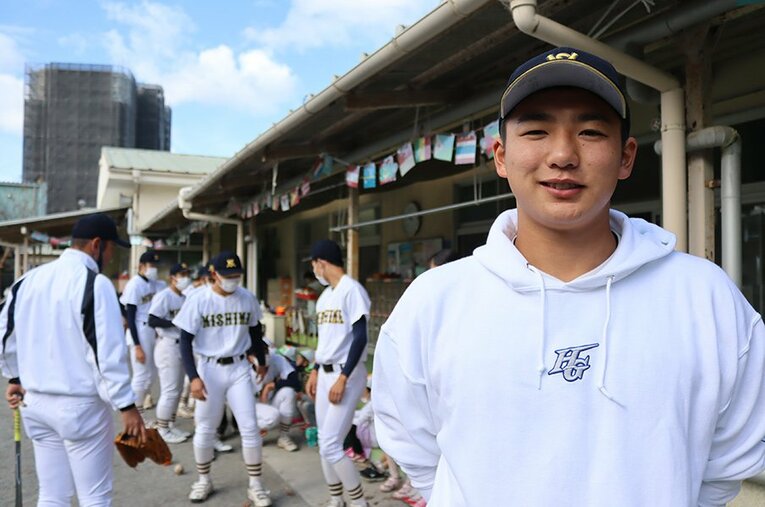 地元の子どもたちとの野球教室で笑顔の前田銀治 ／ photograph by Kou Hiroo