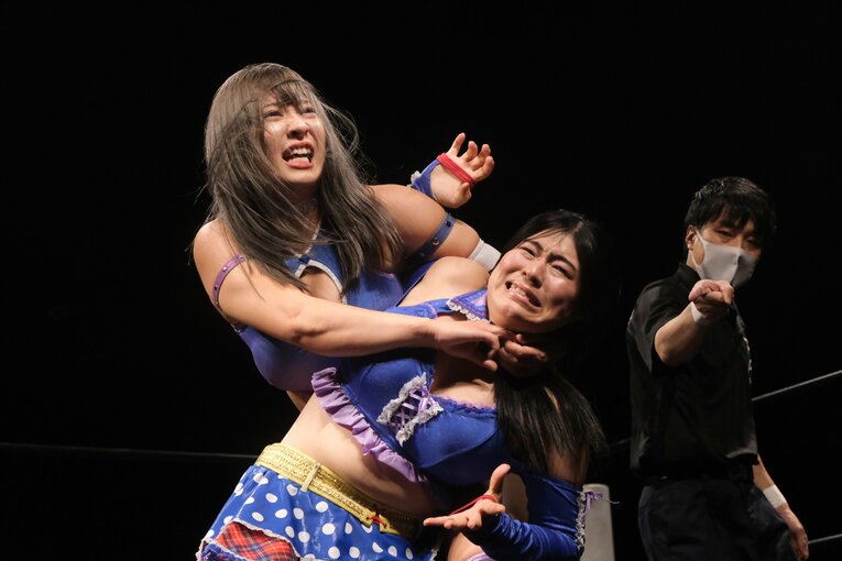 尾崎にコブラツイスト　©Norihiro Hashimoto