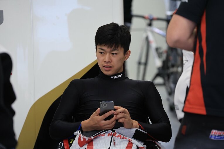 戦いを終え、バルセロナのテストでリラックスした表情を見せる小椋　photograph by Satoshi Endo