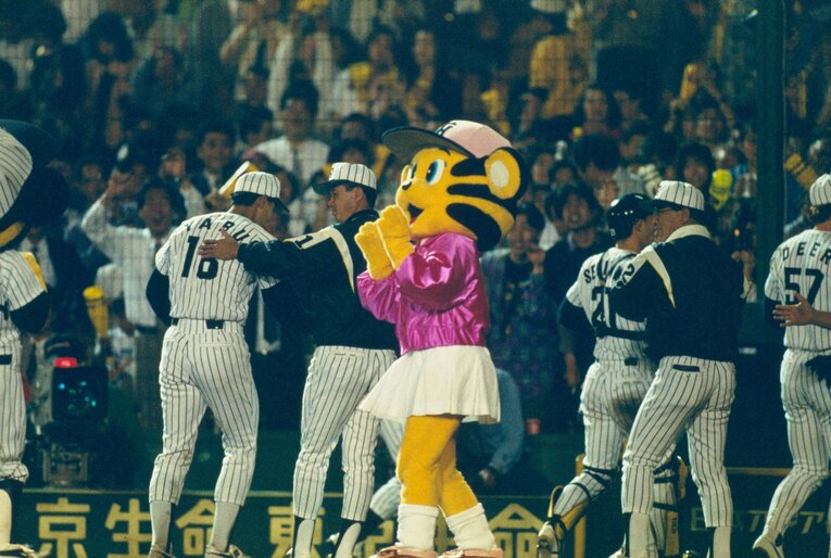 暗黒時代と呼ばれる中でエースとして活躍した藪恵壹と好投と讃える中村監督　©Kazuaki Nishiyama