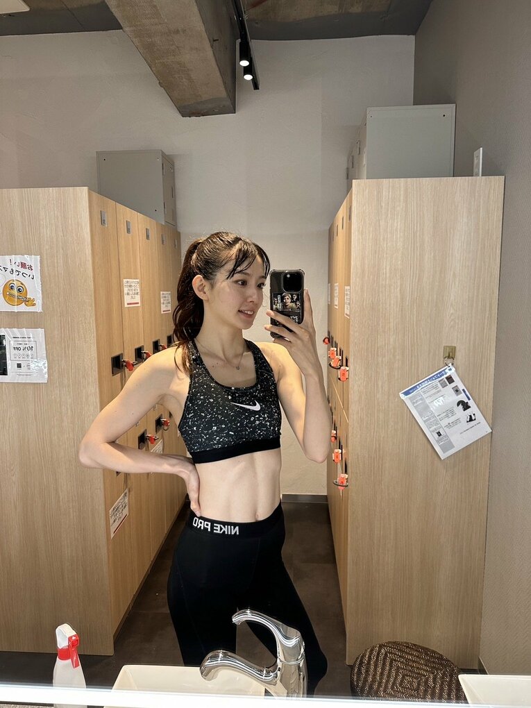 引き締まった腹筋の自撮り（本人Instagramより）