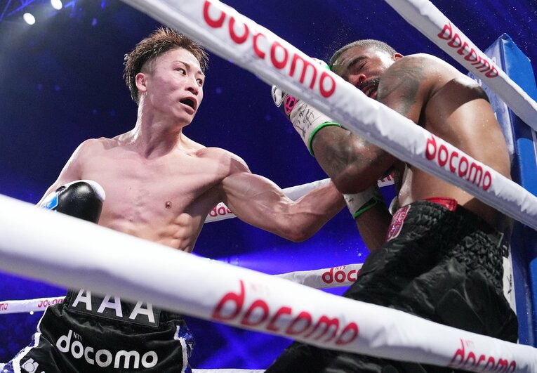 フルトンをコーナーに追い詰め、強烈な左を打ち込む（2枚目／全3枚）　©Naoki Fukuda