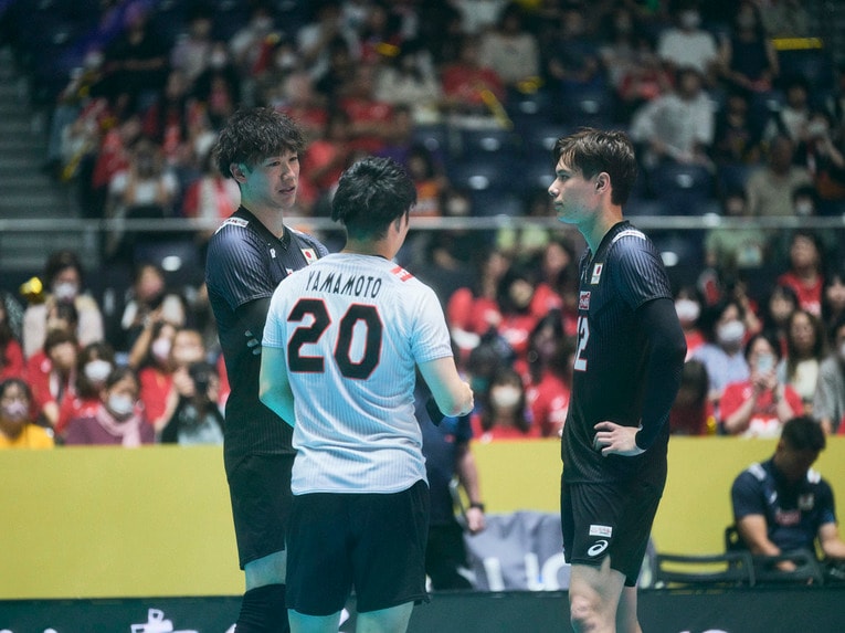 試合後に山本智大、高橋藍と意見を交換する石川祐希　©︎Yuki Suenaga