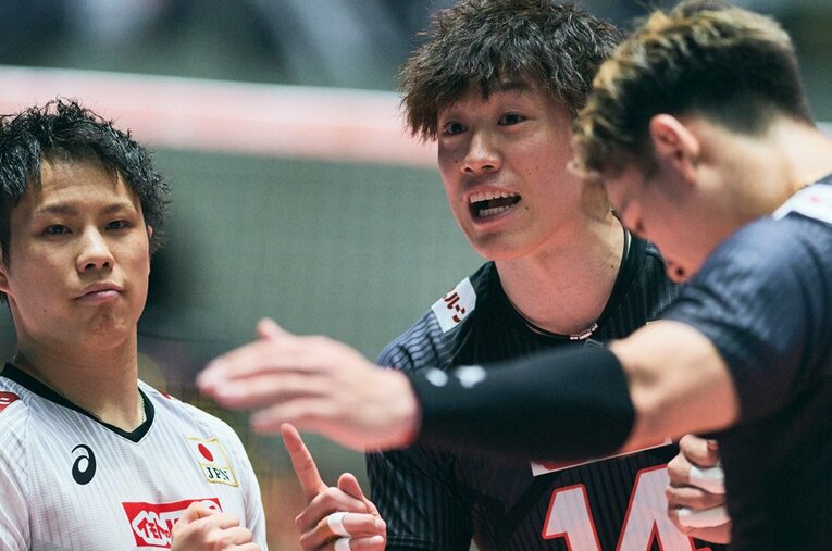 状態が万全ではない中でもチームを牽引する石川祐希。パリ五輪予選は残り5戦、ここから負けられないゲームが続く ／ photograph by Yuki Suenaga