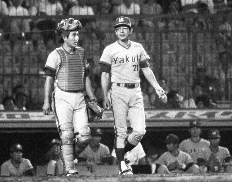 大矢明彦と監督・広岡達朗。両者の関係性は緊張感に満ちたものだった　©Sankei Shimbun