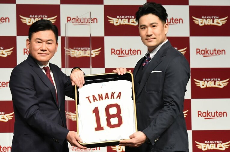 田中の入団会見には楽天の三木谷会長、立花社長、石井監督件GMも同席。まさにVIP待遇だった ／ photograph by Getty Images