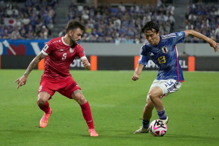 シリア戦で1対1を仕掛ける中村敬斗　©Kaz Photography/Getty Images