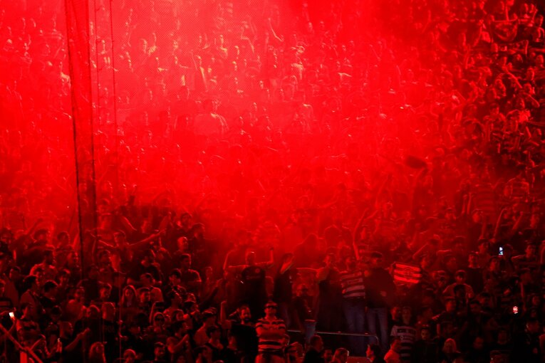 真っ赤に染められたスポルティングサポーター　©Daisuke Nakashima