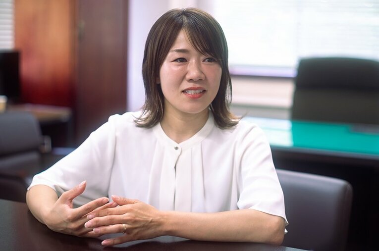 調教師の父のもとに生まれ、騎手として海外にも遠征した宮川真衣（旧姓：別府）。調教師となった後、出産した宮川に話を聞いた ／ photograph by Takuya Sugiyama