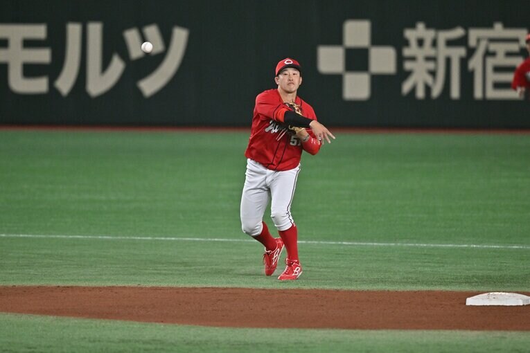 ショートのレギュラーに定着しつつあるカープ・小園海斗　©BUNGEISHUNJU