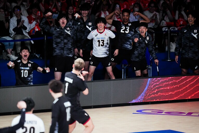 福岡ラウンド最終日のスロベニア戦。ベンチからチームを盛り立てる大塚ら控えメンバー　©︎Volleyball World