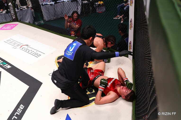 ロペスのヒザ十字固めが極まるまで（連続写真5枚目／全5枚）　©RIZIN FF