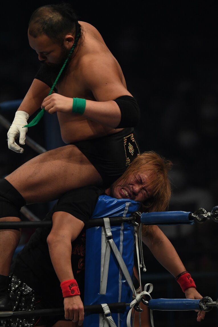 内藤哲也をヒップで圧迫するオーカーン