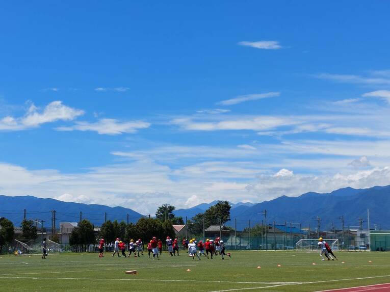 信州大アメフト部。北アルプスの山々を望むグラウンドで汗を流す