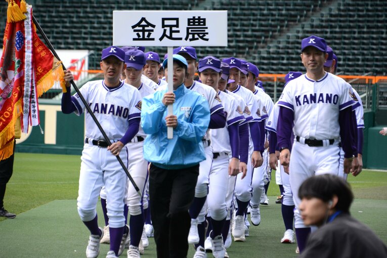 マスターズ甲子園での金足農の入場行進　©Yoshihiro Ando