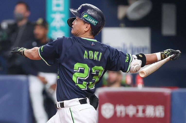 日本シリーズ第2戦でタイムリーを放つ青木宣親 ／ photograph by JIJI PRESS