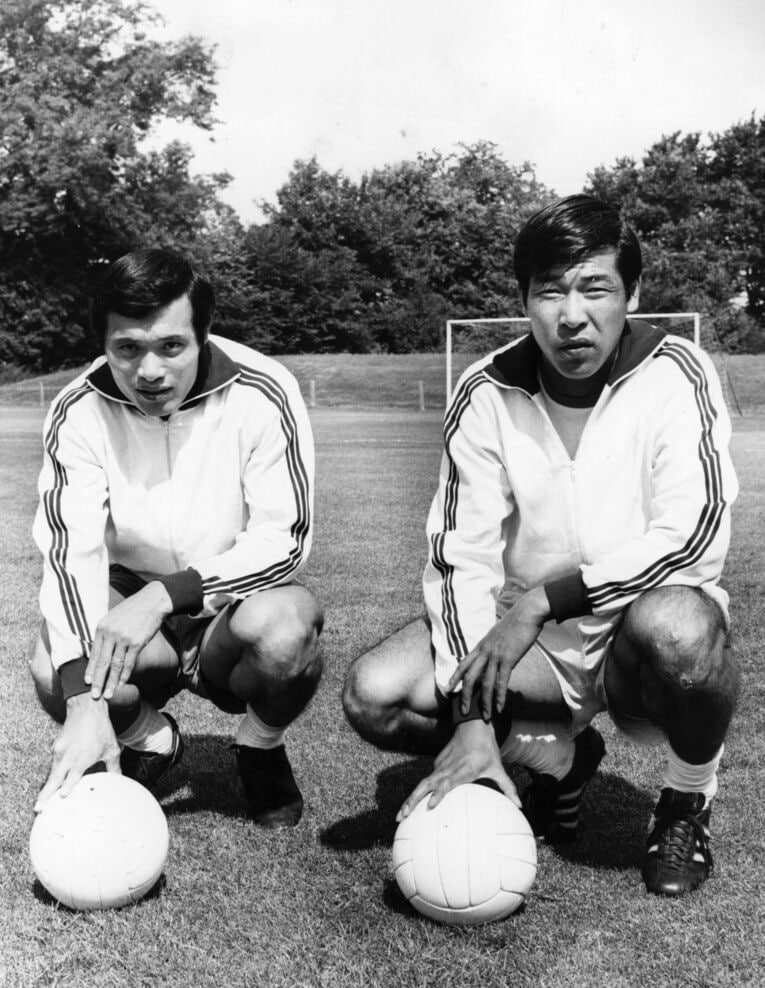 小城得達（右）と写真に収まる釜本邦茂（1971年）©︎Evening Standard/Getty Images